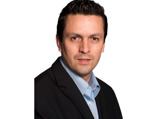 Mark Albenze - CEO de Onshore (en funciones)  y de Servicios