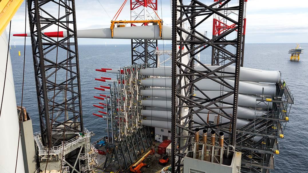 Instalación de las palas de rotor de la planta de energía eólica offshore de DanTysk