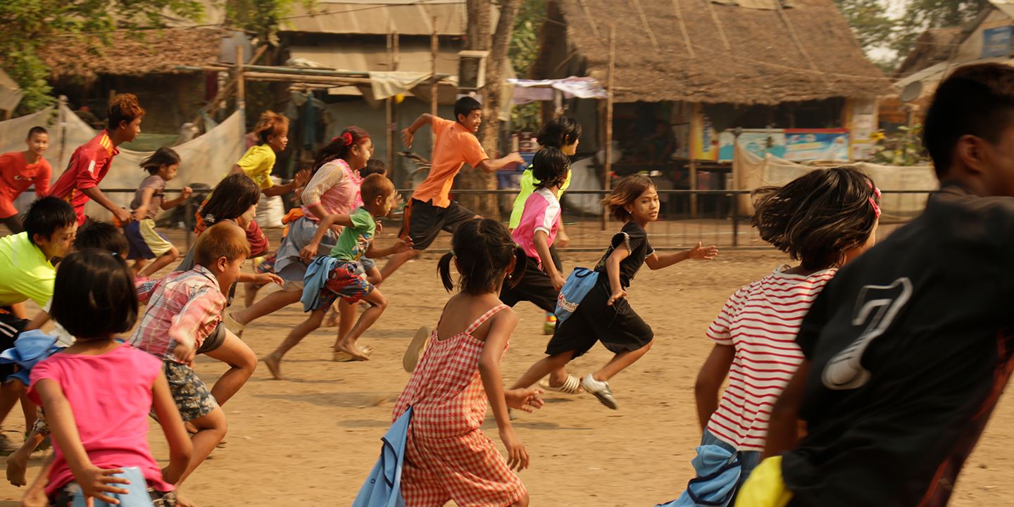 Niñas y niños jugando al fútbol en Mae Sot (Tailandia)