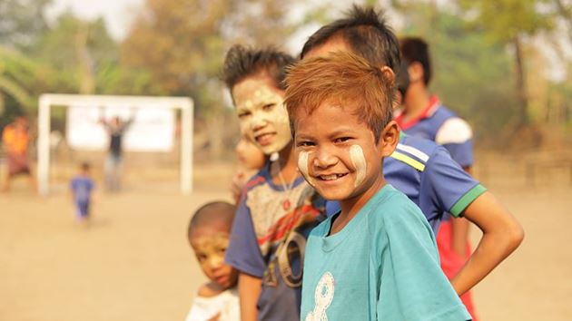 Niñas y niños jugando al fútbol en Mae Sot (Tailandia)