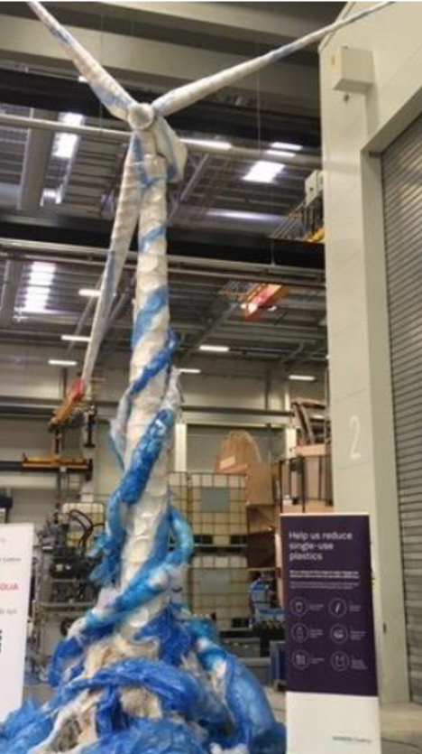 Los empleados crearon un aerogenerador de seis metros de altura con plásticos de un solo uso
